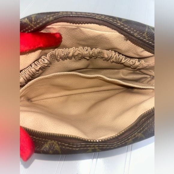 Louis Vuitton Trousse 23 Unisex 
Brown Monogram Canvas Cosmetic Bag - Picture 8 of 12